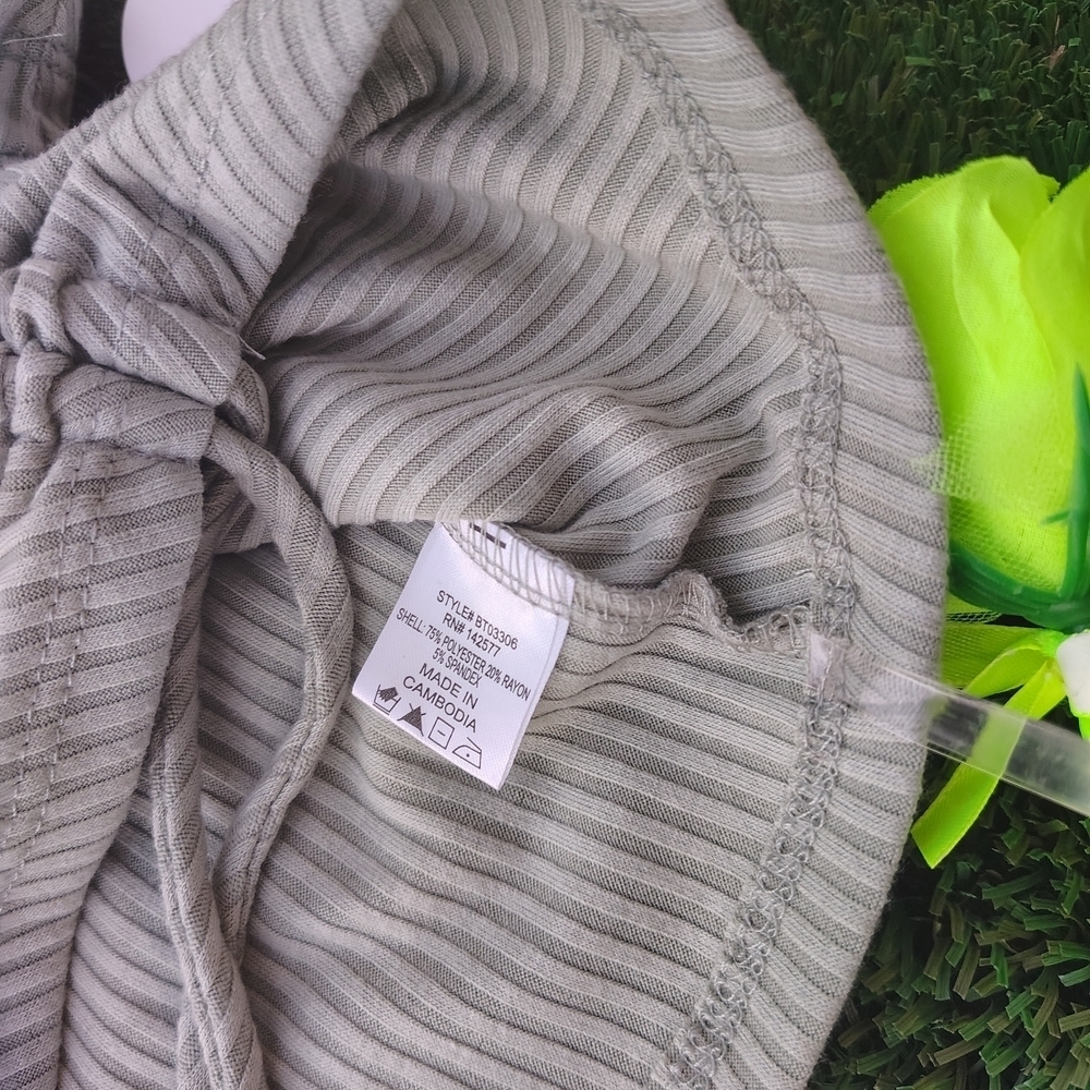 Buckle Gray Ruched Top - Picture 3 of 4